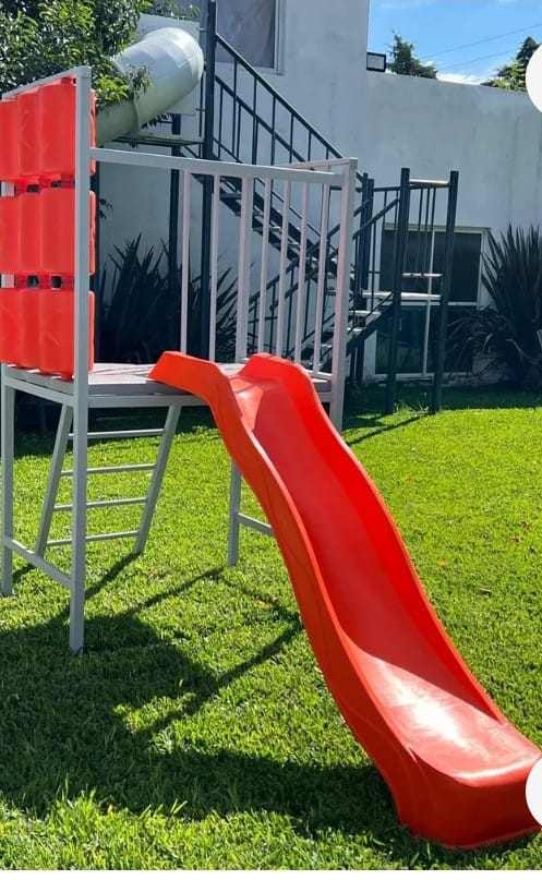 Espacio de juegos en exterior tamaño pequeño
